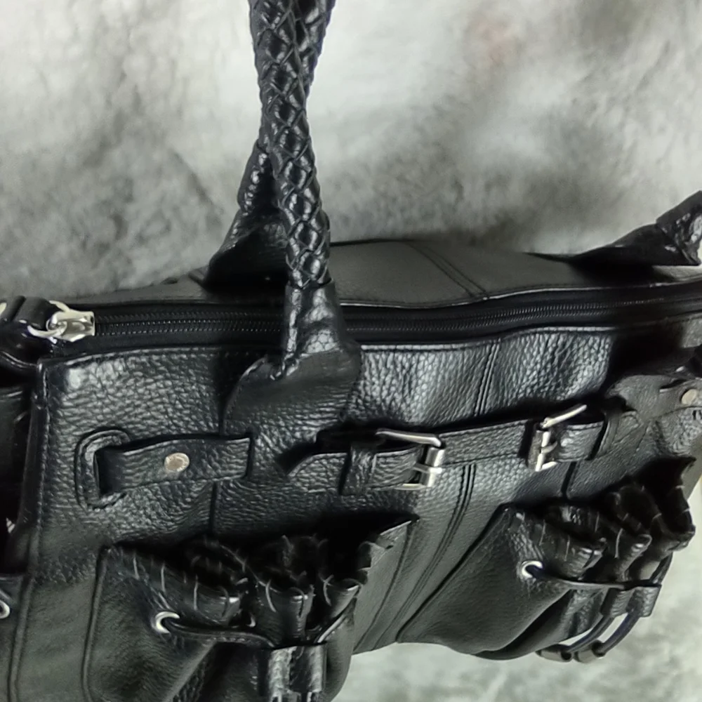 Adrienne Vittadini Handbag Black. - Picture 10 of 16